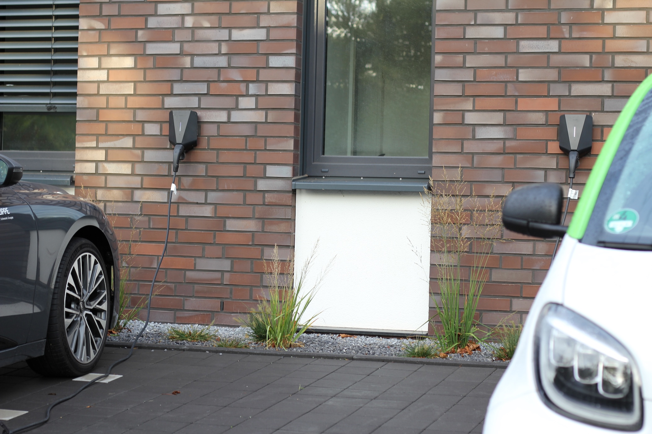 Elektrotechnik am Wohngebäude – Zweering Elektrotechnik Hauseingang eines modernen Wohngebäudes mit installierter Elektrotechnik von Zweering Elektrotechnik