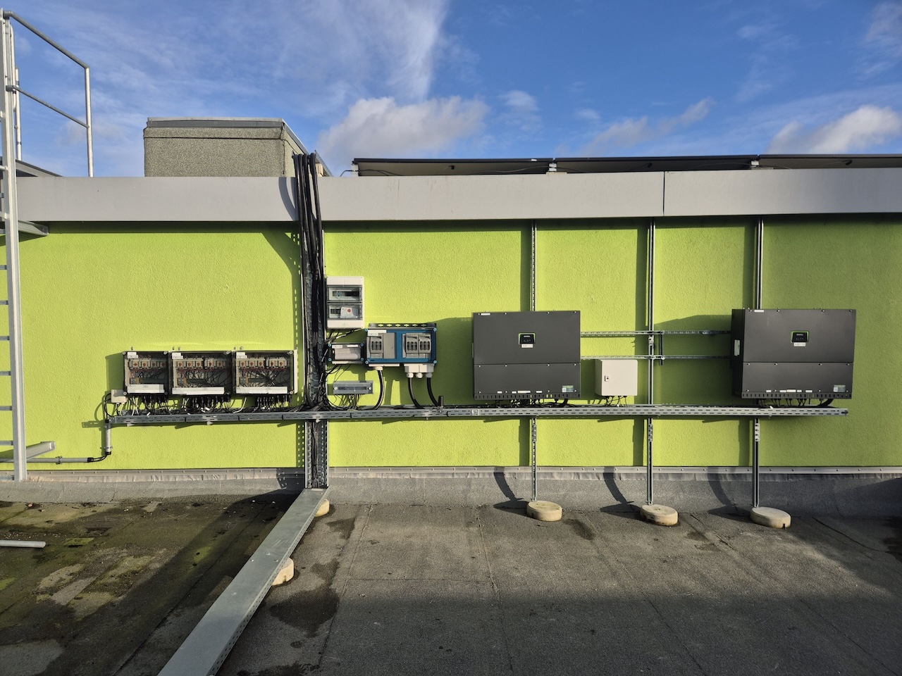 Mieterstromanlage auf Mehrfamilienhaus Mieterstromanlage mit Photovoltaik-Wechselrichtern und Unterverteilungen auf dem Dach eines Mehrfamilienhauses