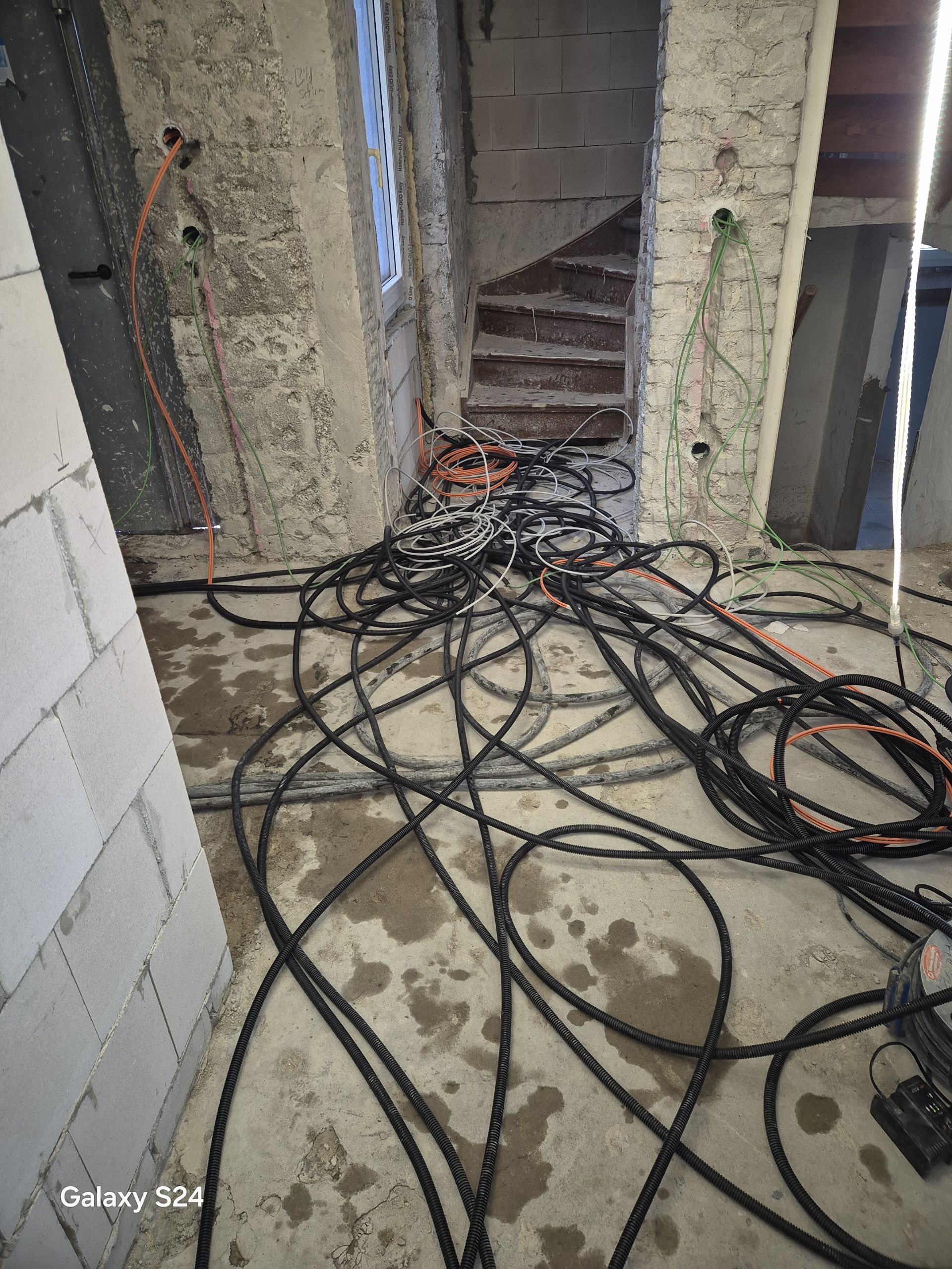 Elektro-Rohinstallation mit verlegten Leerrohren und Kabeln in einem Altbau während der Sanierung