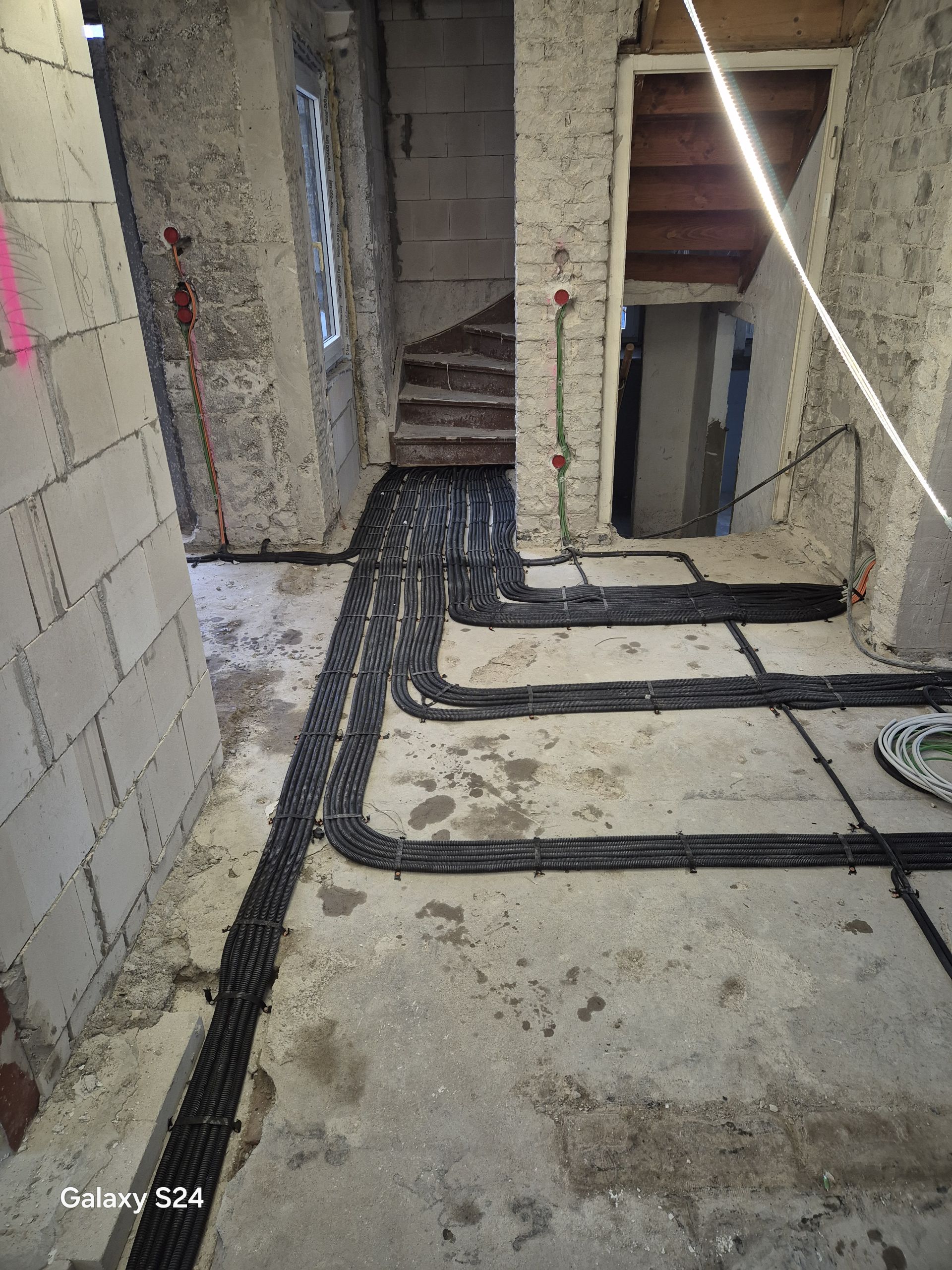 Elektro-Rohinstallation mit verlegten Leerrohren und Kabeln in einem Altbau während der Sanierung