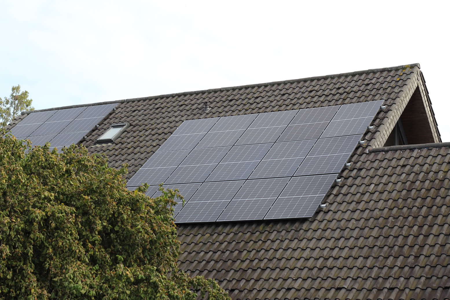 Photovoltaikanlage mit Solarmodulen auf dem Dach eines Einfamilienhauses