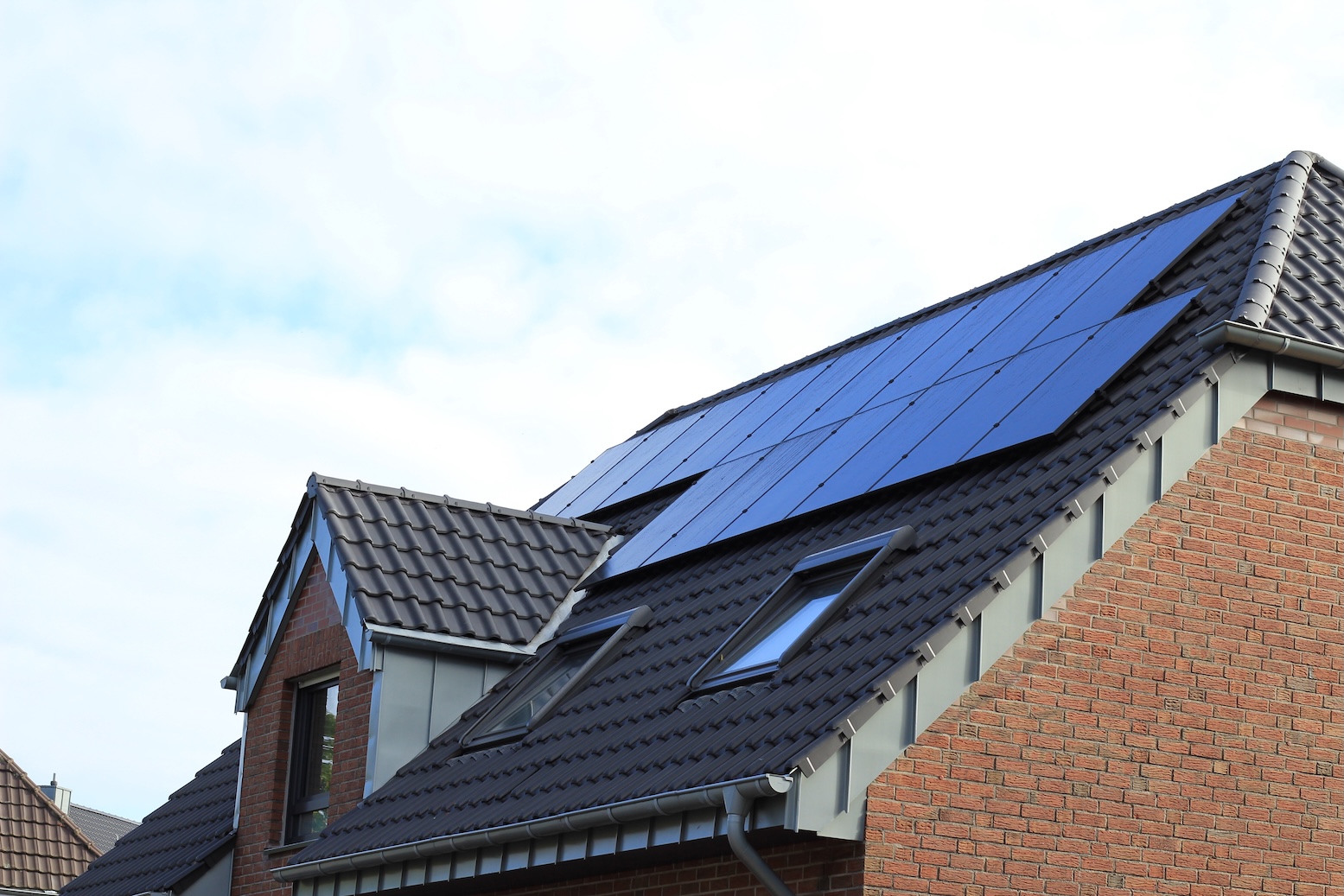 Photovoltaikanlage auf Schrägdach Photovoltaikanlage auf dem Schrägdach eines Einfamilienhauses mit integrierten Solarmodulen