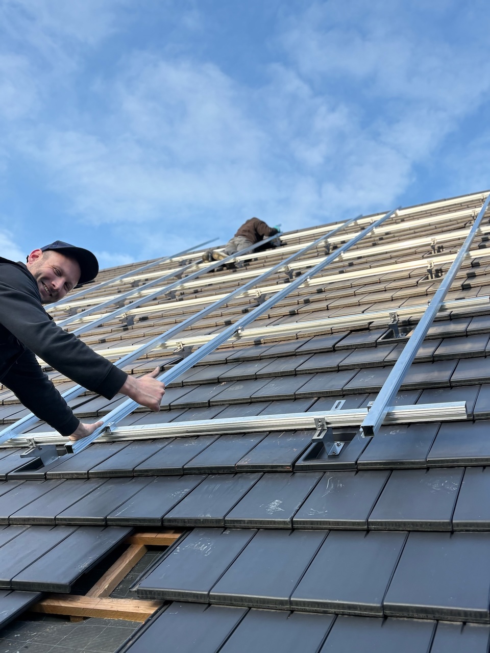 Große Photovoltaik-Dachanlage auf einem Gewerbegebäude als Beispiel für nachhaltiges Engagement und erneuerbare Energien